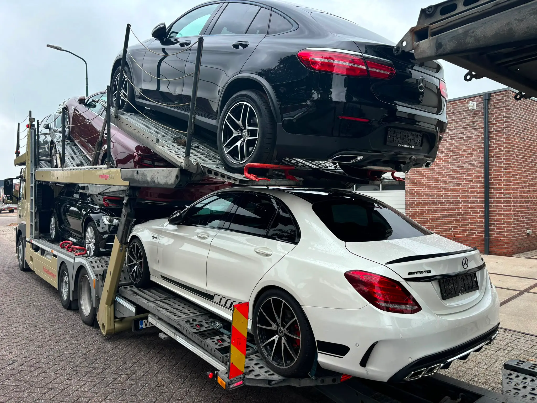 Meerdere Mercedes-modellen op een grote autotransporter