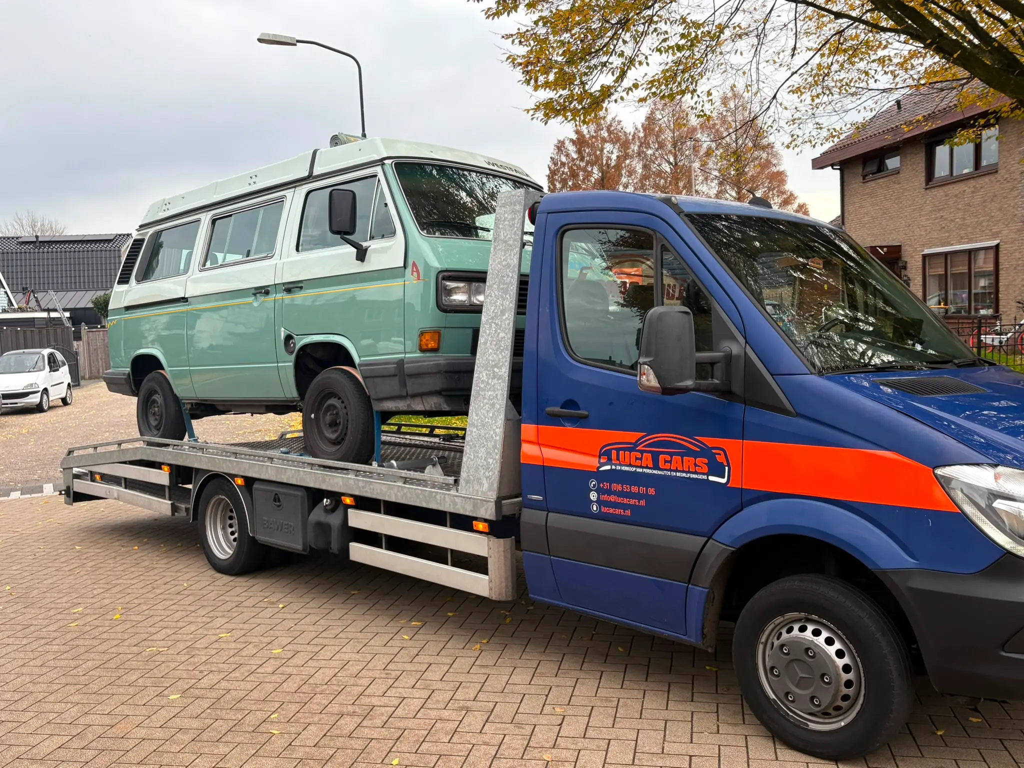 Volkswagen camper op de autotransporter van Luca Cars